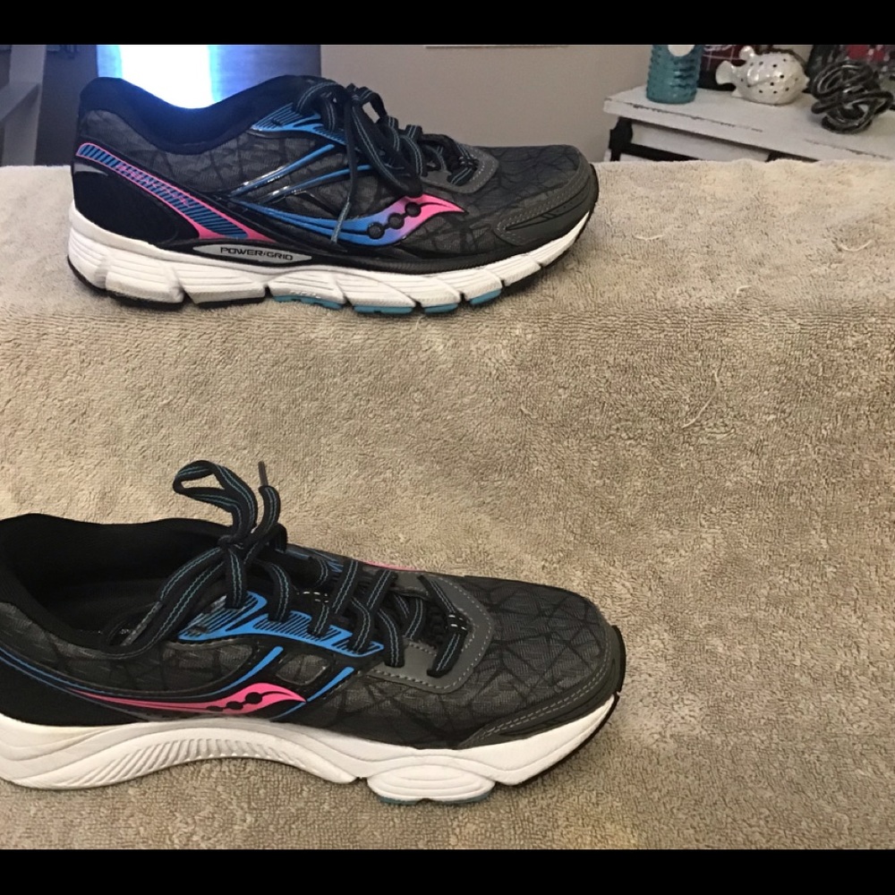Saucing running shoe size 6